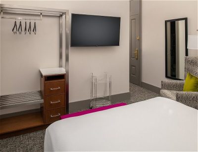 Deluxe Queen Courtyard View - Bed with TV